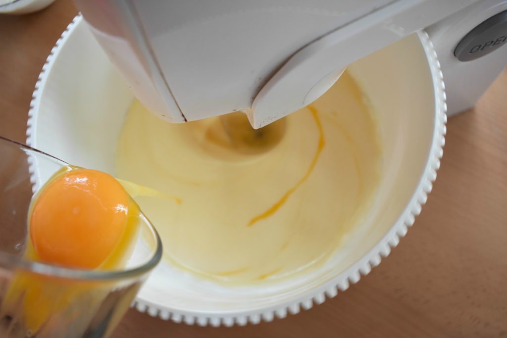 Add-egg-yolk-to-white-SunCakeMom